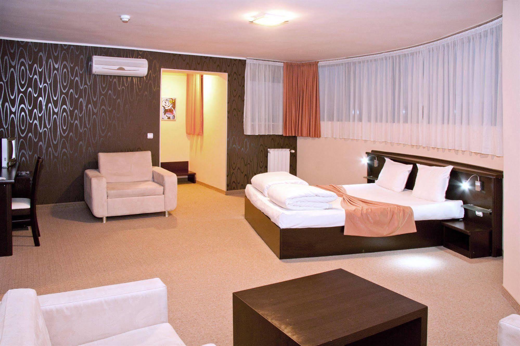 Riverside Family Hotel Yambol Exterior foto